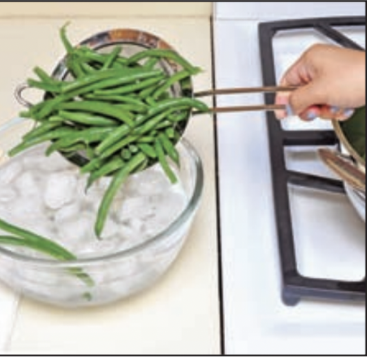Cambie las verduras a un recipiente con agua helada; enfríe completamente.