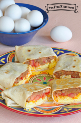 Tortillas de harina se rellenan con frijoles, huevos, tomate y queso y se hornean para que queden crujientes por fuera.