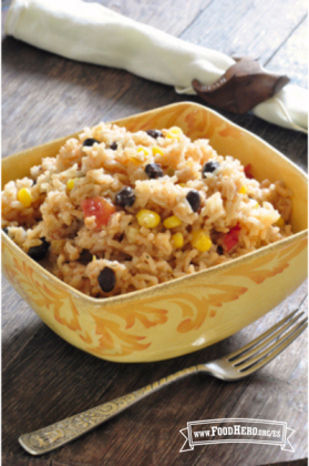 Una mezcla de arroz integral, frijoles negros y maíz se muestra en un tazón para servir.