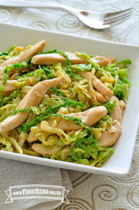  Repollo verde con tiras de pollo en un plato.