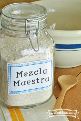 Frasco de cristal con la etiqueta Mezcla Maestra con una mezcla para hornear a base de harina.