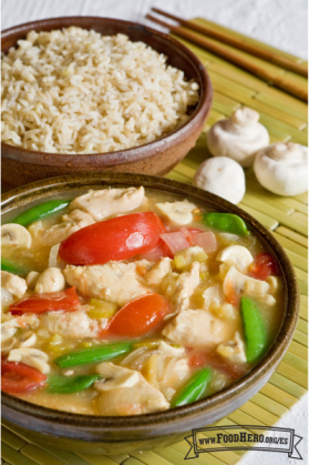 Tazón mediano de pollo, piña y verduras en caldo servido con arroz.