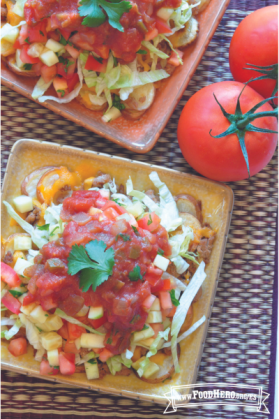 Platos pequeños de rodajas de papas al horno cubiertas con lechuga, salsa y cilantro.