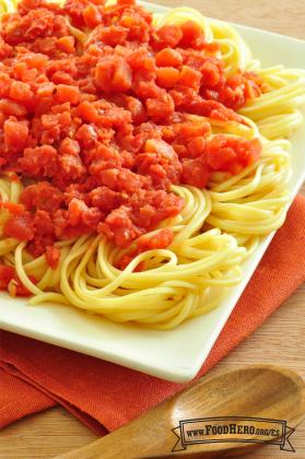 Salsa de tomate servida sobre espaguetis.