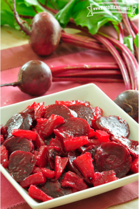 Tazón con betabeles rojos y piña.