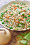 Una mezcla de bulgur con verduras se muestra en un plato para servir.