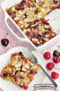 Cuadros de panqueques de cereza con almendras rebanadas en un molde para hornear.