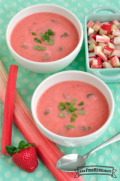 Sopa de frutas adornada con menta fresca.
