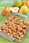 Molde para hornear con pera al horno y arándanos rojos con cobertura de avena.