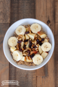 Arroz y fruta cubiertos con nueces picadas.