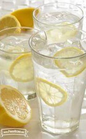 Agua con sabor a citricos