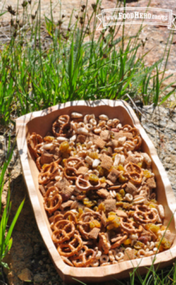  Tazón de madera con una mezcla de nueces, pretzels y cereal.  