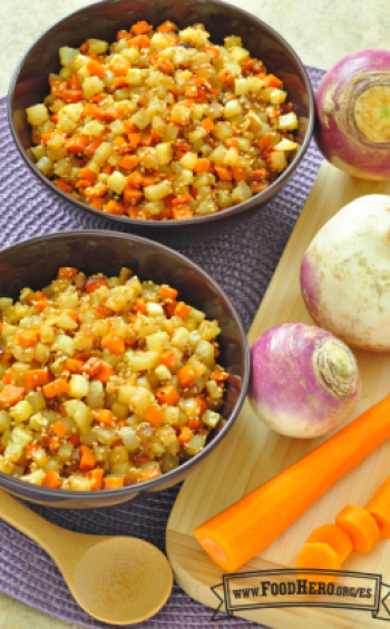 Tazones de nabos y zanahorias en cubitos con salsa.